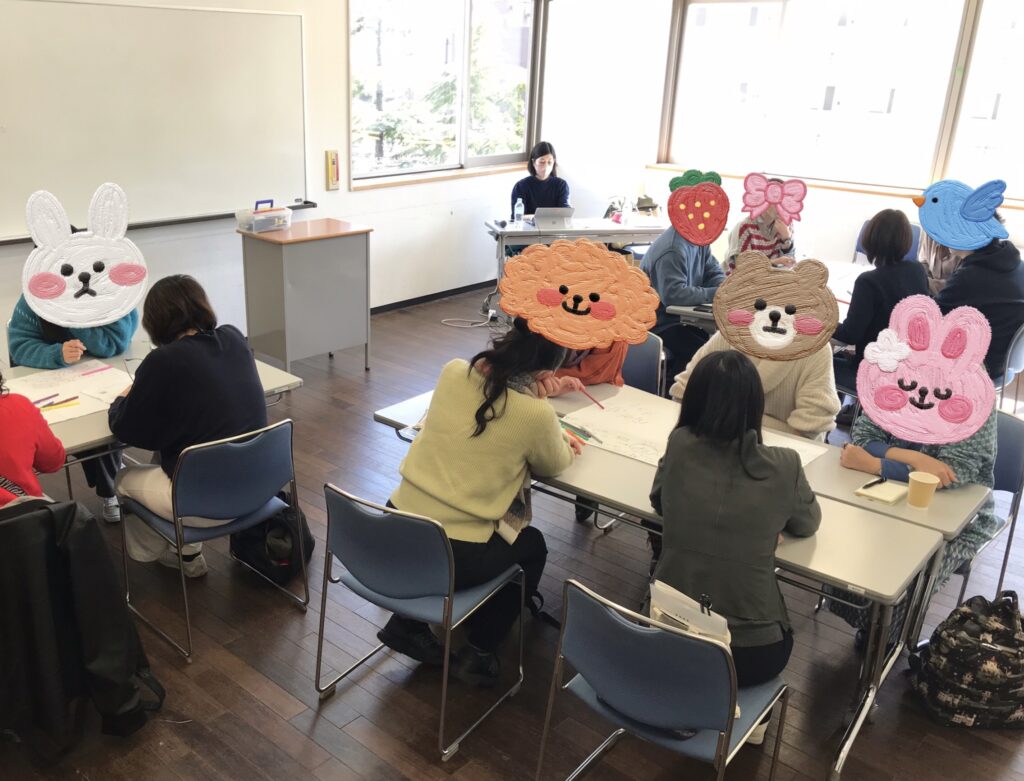 いくつかのグループに分かれディスカッションする様子